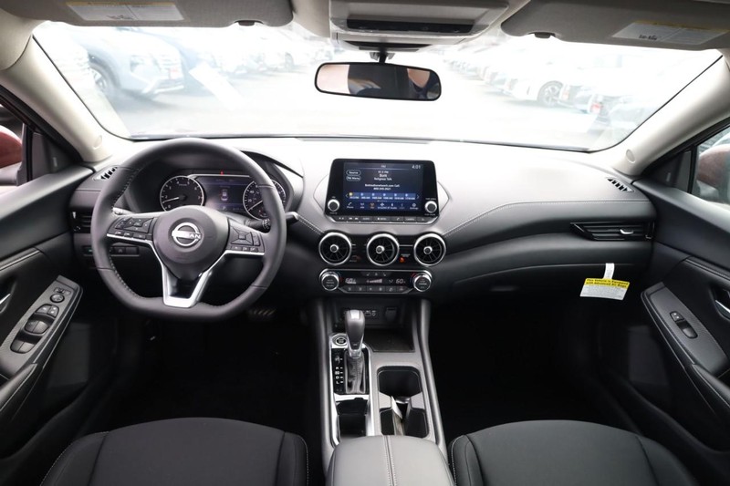Nissan Sentra Vehicle Image 10