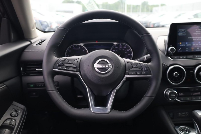 Nissan Sentra Vehicle Image 11