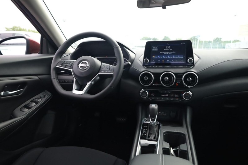 Nissan Sentra Vehicle Image 14