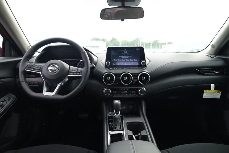 Nissan Sentra Vehicle Image 16