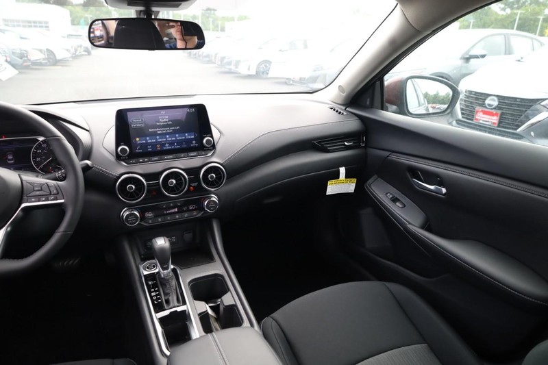 Nissan Sentra Vehicle Image 17