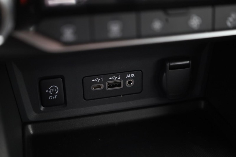 Nissan Sentra Vehicle Image 22