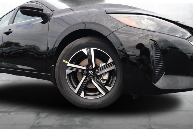Nissan Sentra Vehicle Image 03