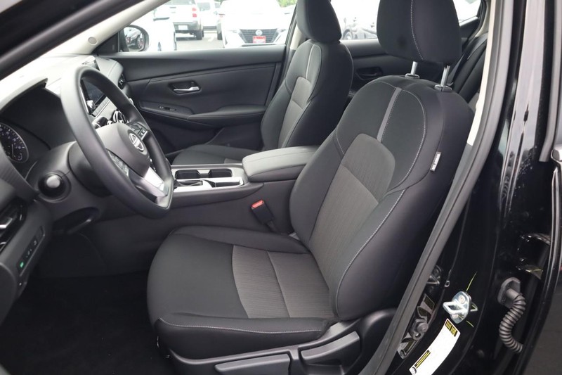 Nissan Sentra Vehicle Image 08