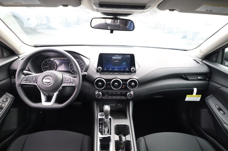Nissan Sentra Vehicle Image 10