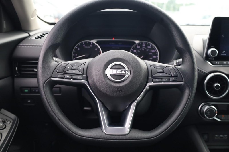 Nissan Sentra Vehicle Image 11