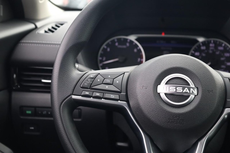 Nissan Sentra Vehicle Image 13