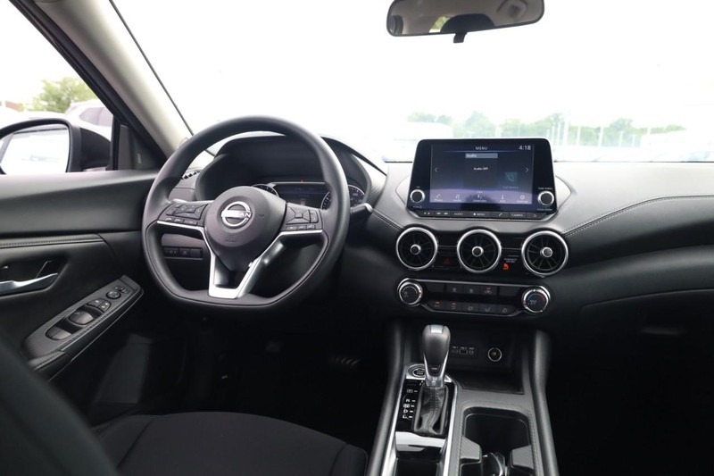 Nissan Sentra Vehicle Image 14