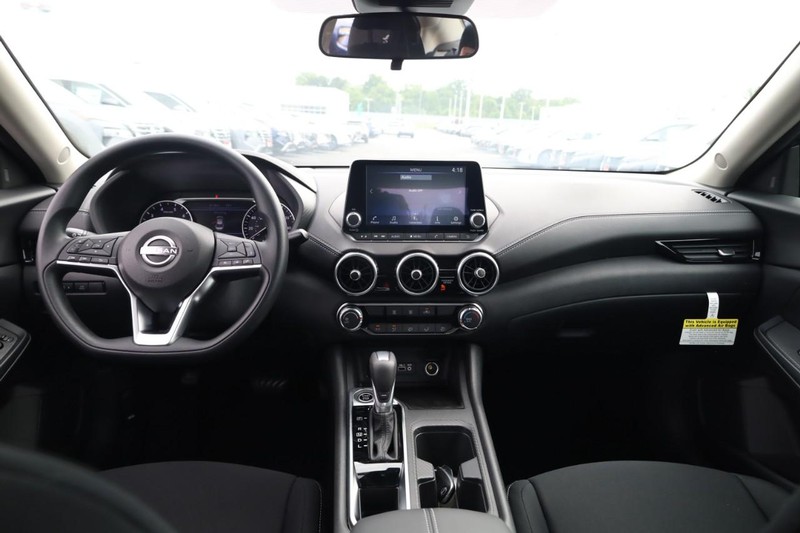 Nissan Sentra Vehicle Image 16