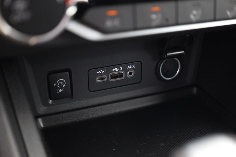 Nissan Sentra Vehicle Image 22