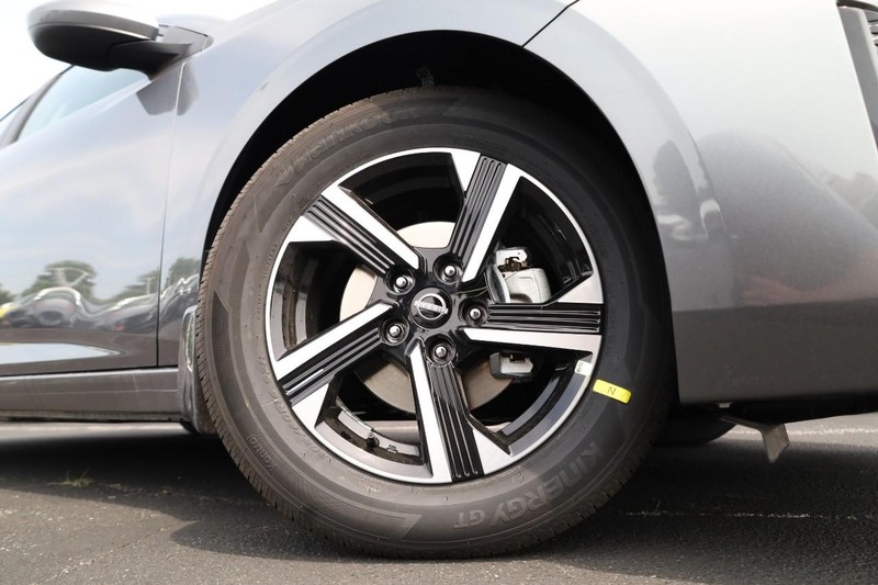Nissan Sentra Vehicle Image 04