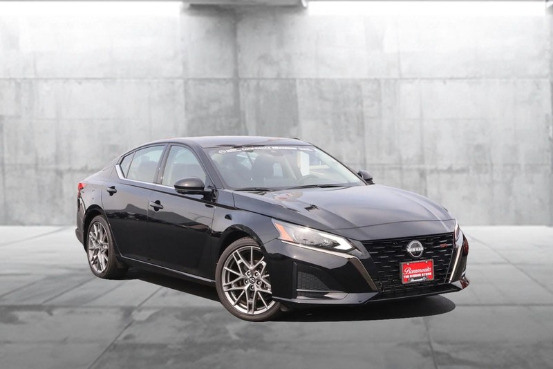 Nissan Altima Vehicle Image 02