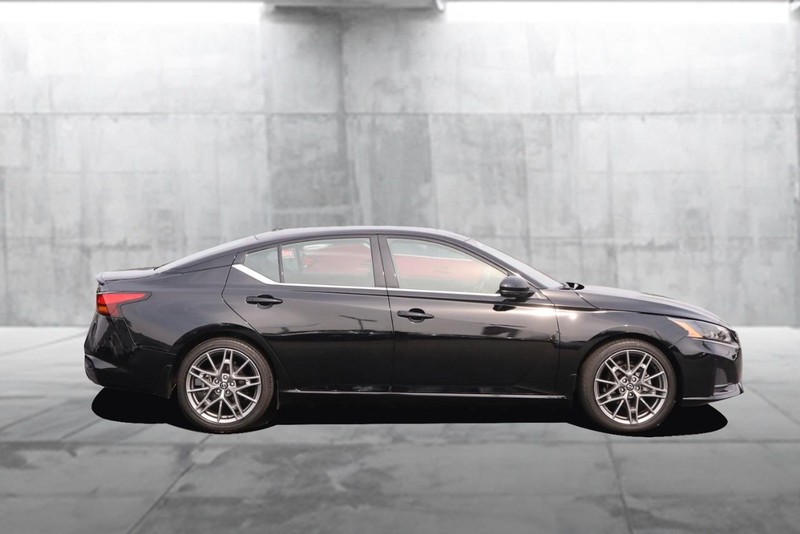 Nissan Altima Vehicle Image 05