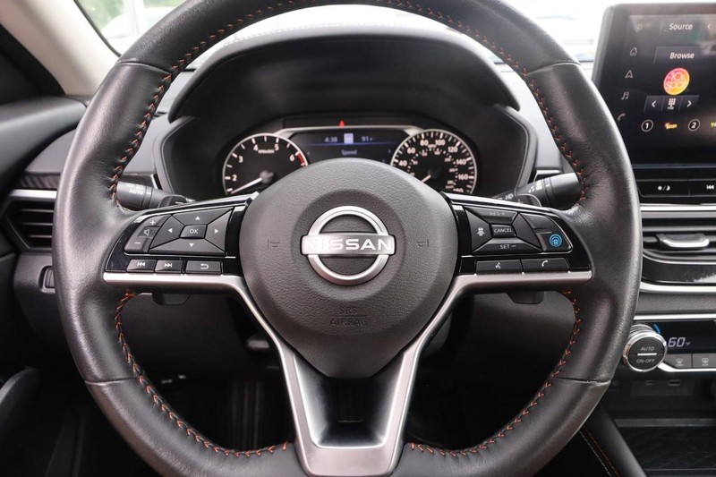 Nissan Altima Vehicle Image 11