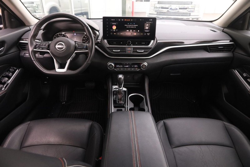 Nissan Altima Vehicle Image 20