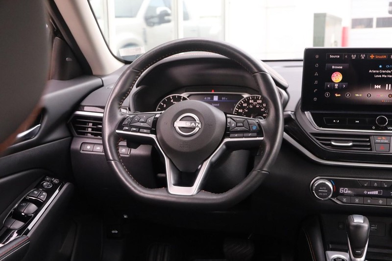 Nissan Altima Vehicle Image 22