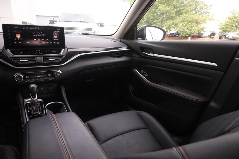 Nissan Altima Vehicle Image 24
