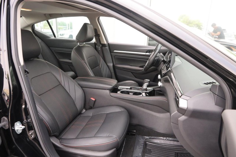 Nissan Altima Vehicle Image 25