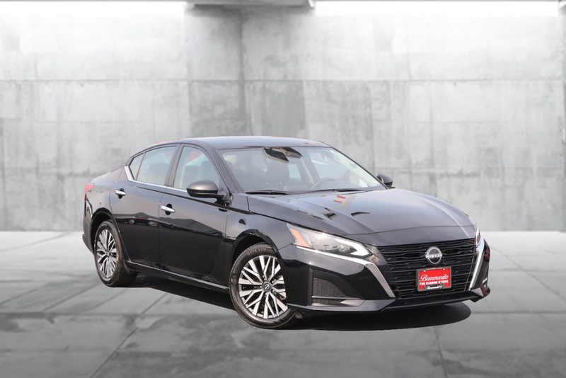 Nissan Altima Vehicle Image 02