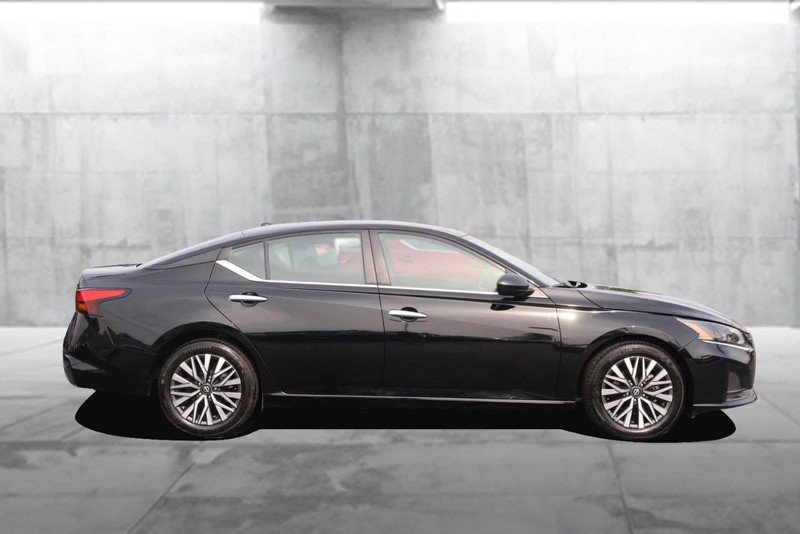 Nissan Altima Vehicle Image 05