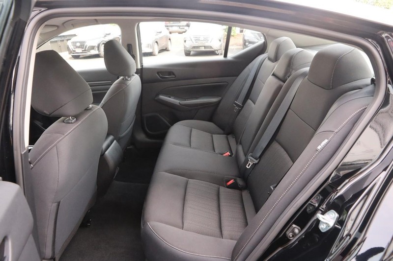 Nissan Altima Vehicle Image 09