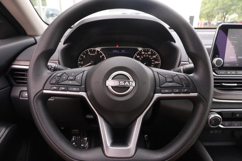 Nissan Altima Vehicle Image 10