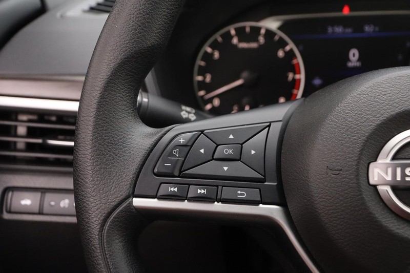 Nissan Altima Vehicle Image 11