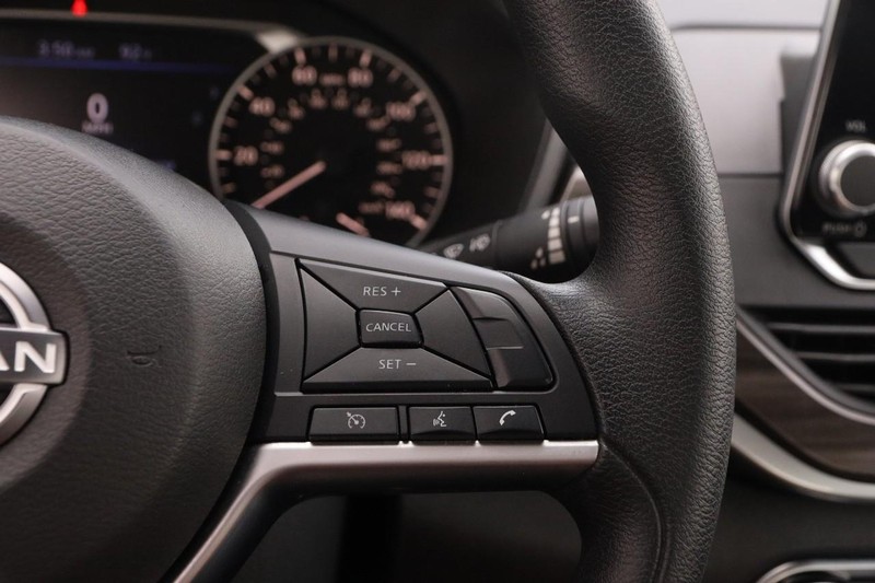 Nissan Altima Vehicle Image 12