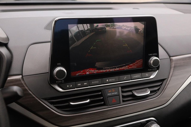 Nissan Altima Vehicle Image 15