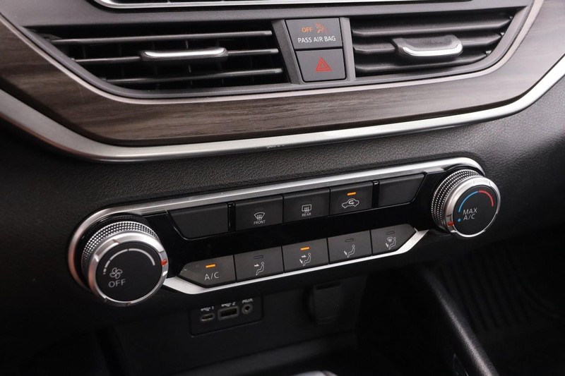 Nissan Altima Vehicle Image 16