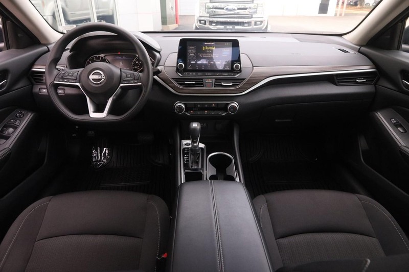 Nissan Altima Vehicle Image 18
