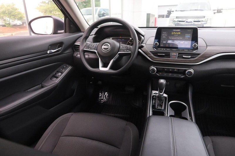 Nissan Altima Vehicle Image 19