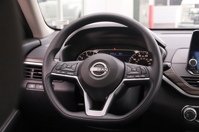 Nissan Altima Vehicle Image 20