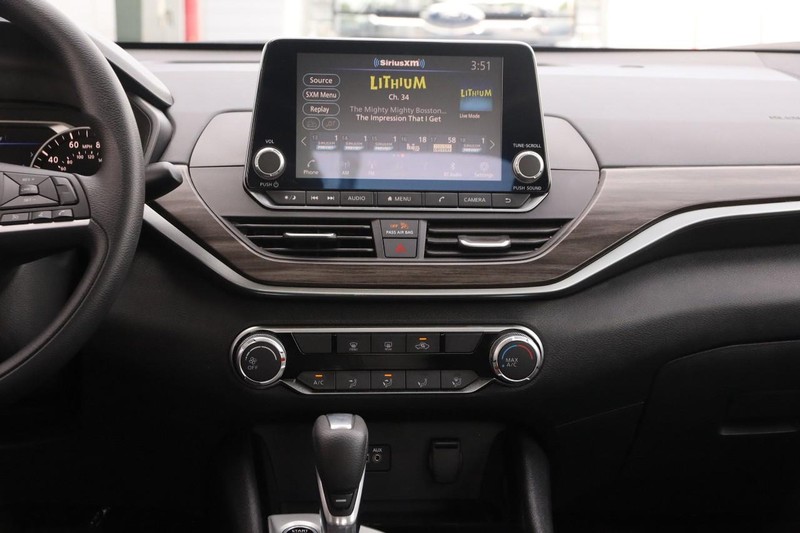 Nissan Altima Vehicle Image 21
