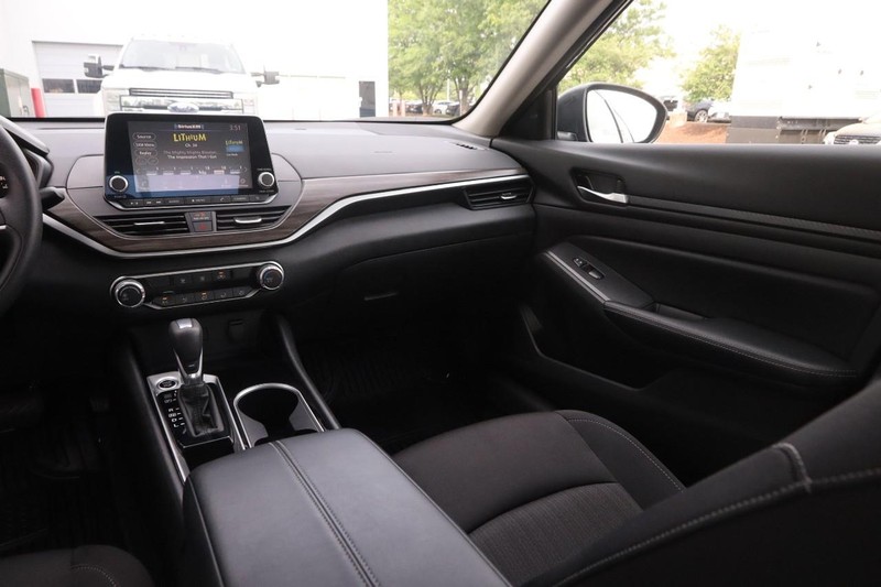 Nissan Altima Vehicle Image 22