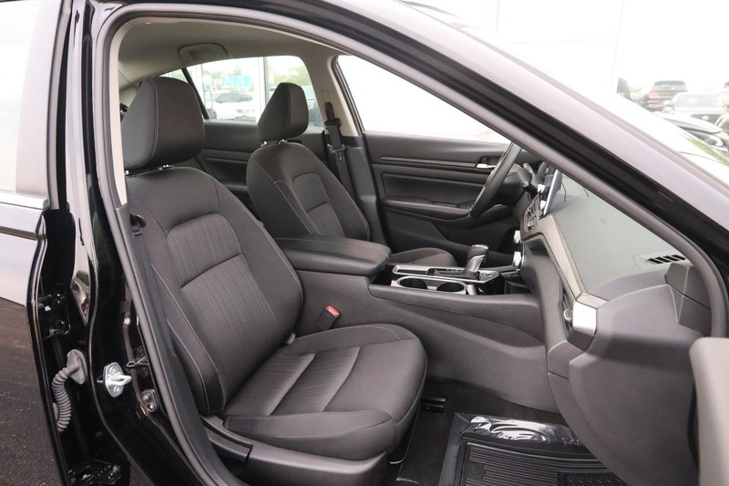 Nissan Altima Vehicle Image 23