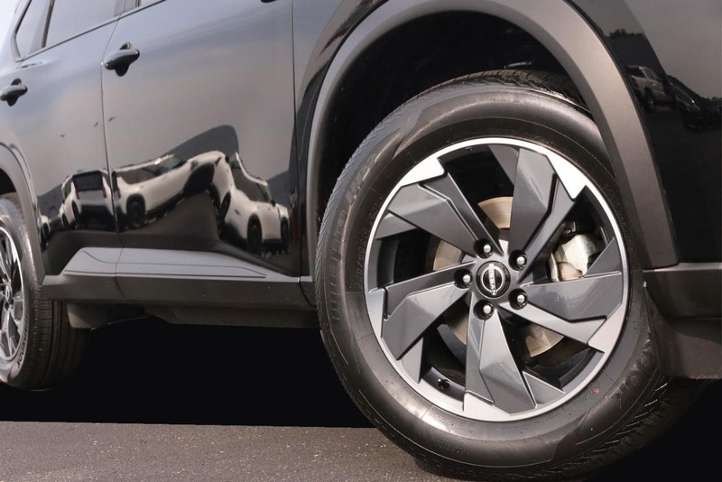Nissan Rogue Vehicle Image 03