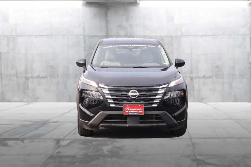 Nissan Rogue Vehicle Image 04