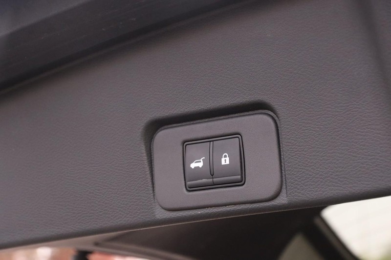 Nissan Rogue Vehicle Image 08