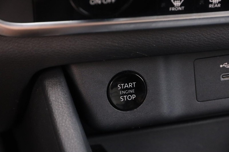 Nissan Rogue Vehicle Image 15