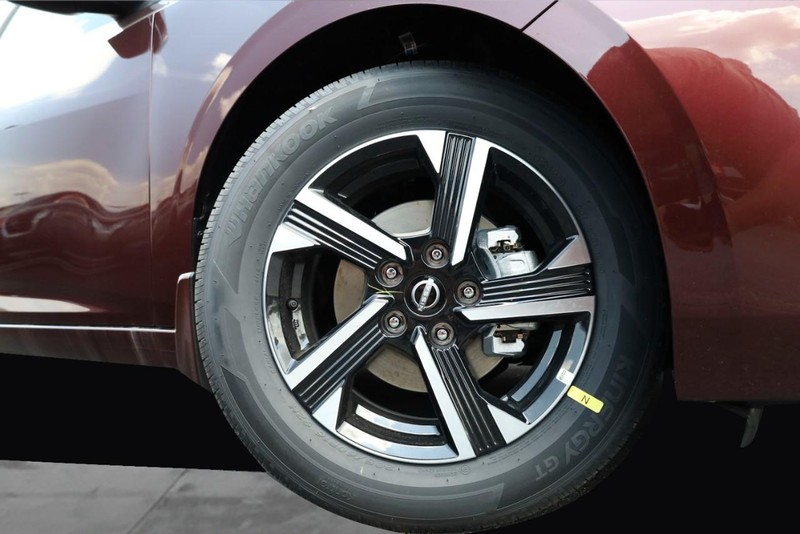 Nissan Sentra Vehicle Image 03