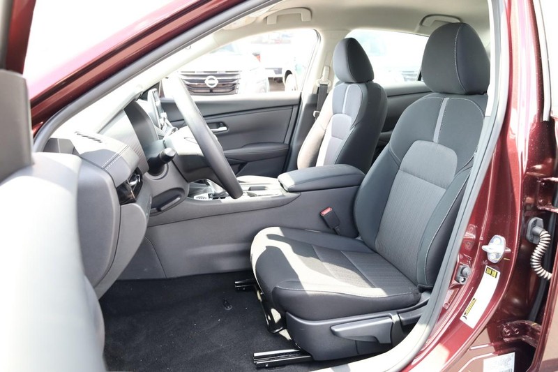 Nissan Sentra Vehicle Image 08