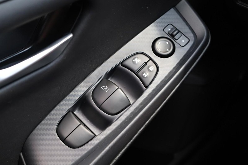 Nissan Sentra Vehicle Image 18