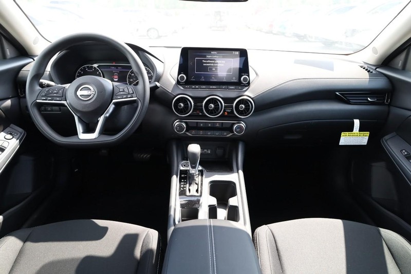Nissan Sentra Vehicle Image 22