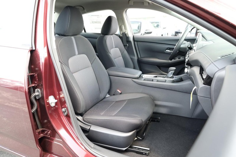 Nissan Sentra Vehicle Image 24