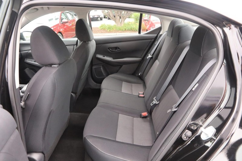 Nissan Sentra Vehicle Image 09
