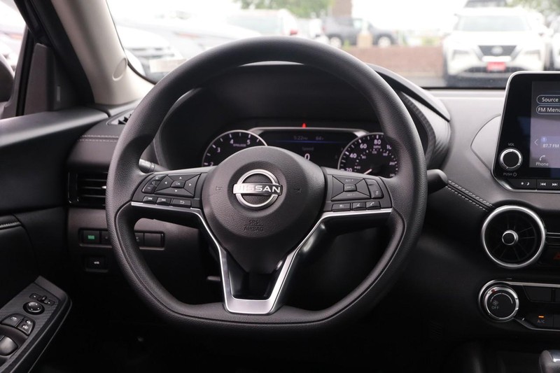 Nissan Sentra Vehicle Image 21