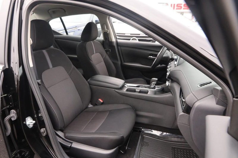 Nissan Sentra Vehicle Image 24