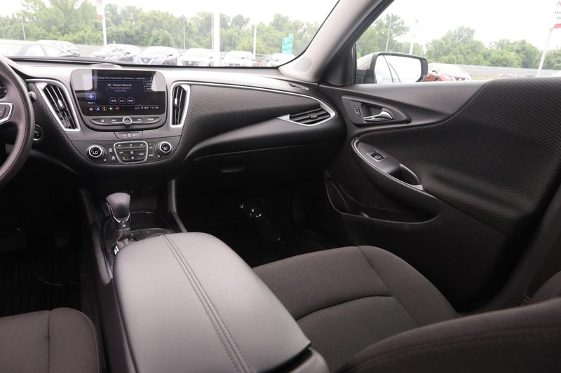 Chevrolet Malibu Vehicle Image 22