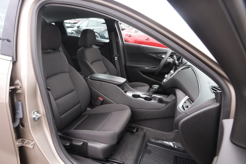 Chevrolet Malibu Vehicle Image 23